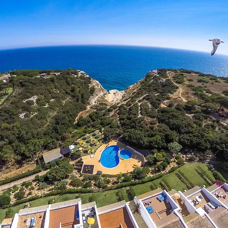 Курортный комплекс Rocha Brava Village Карвоейру